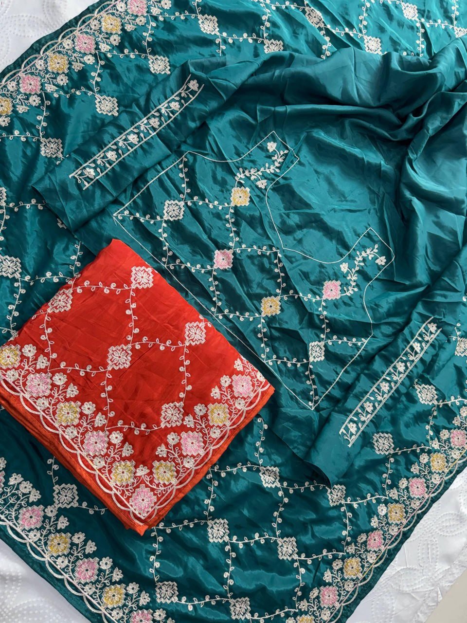 Opulent Luxury Floral Embroidered Saree with Intricate Motif Detailing - Surat Wholesale Ethnic Wear (Photo 10)