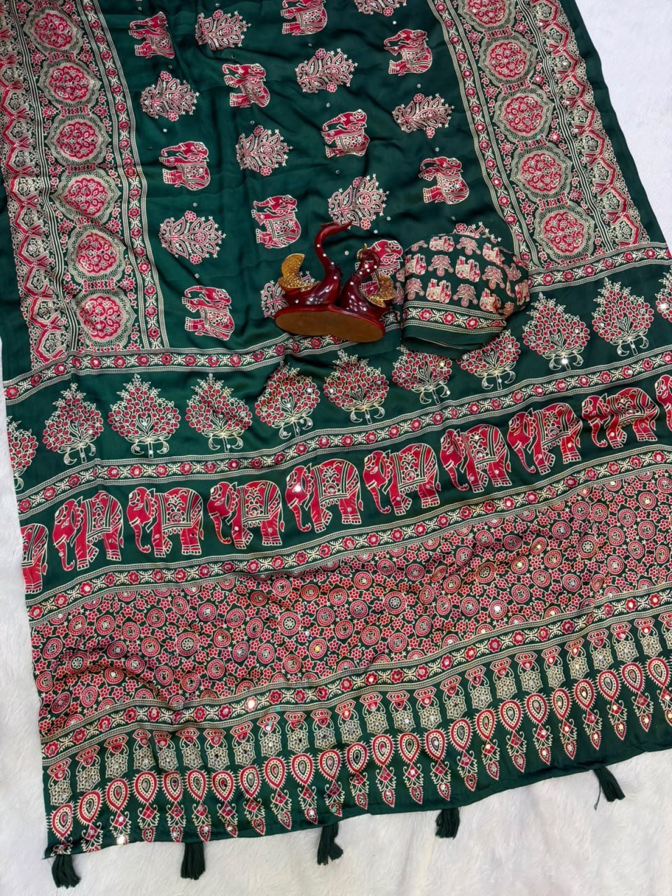 Royal Heritage Intricate Motif Saree for Timeless Celebrations - Surat Wholesale Ethnic Wear (Photo 11)