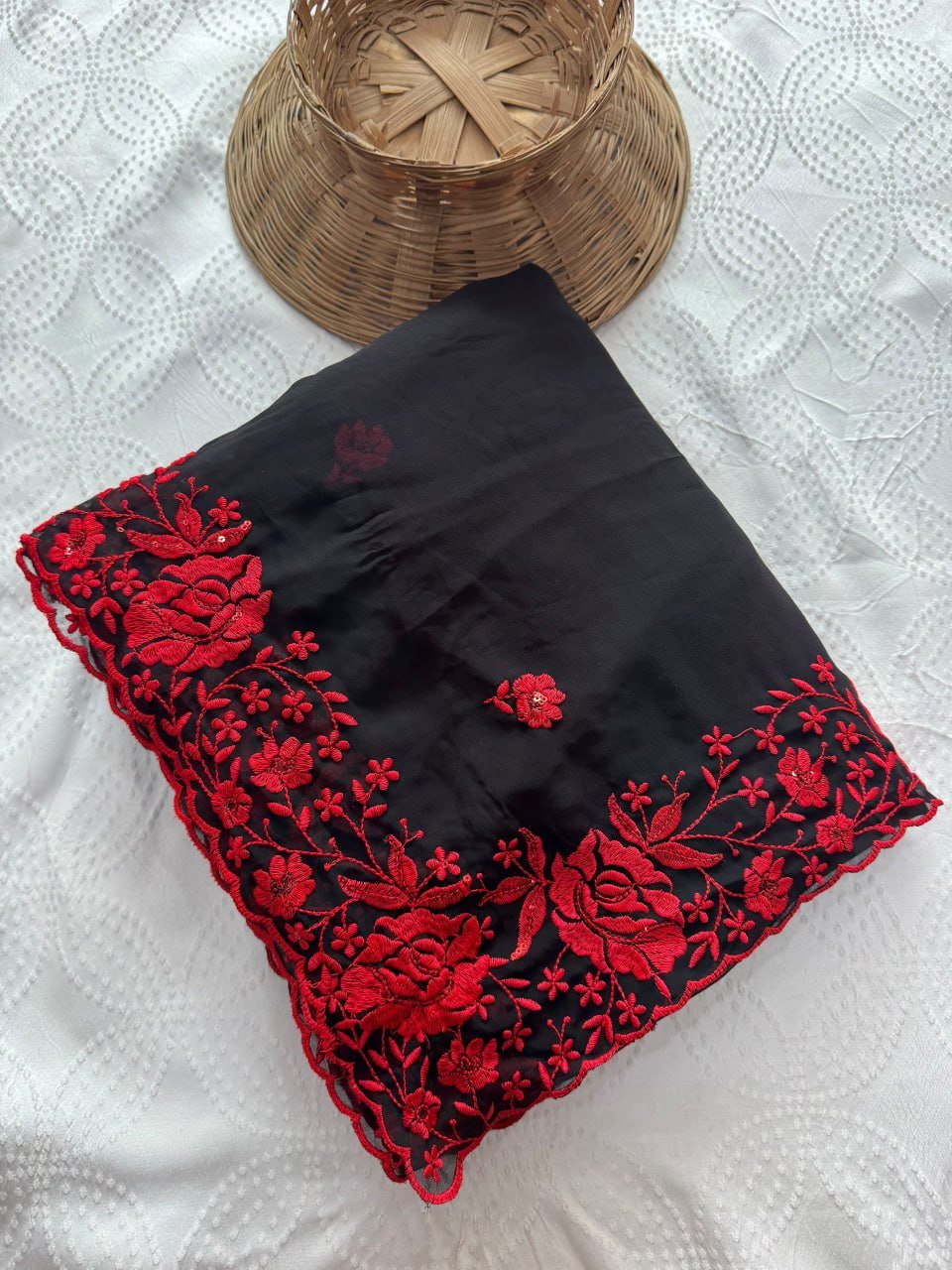 Contemporary Statement Floral Embroidered Saree for Sophisticated Occasions - Surat Wholesale Ethnic Wear (Photo 16)