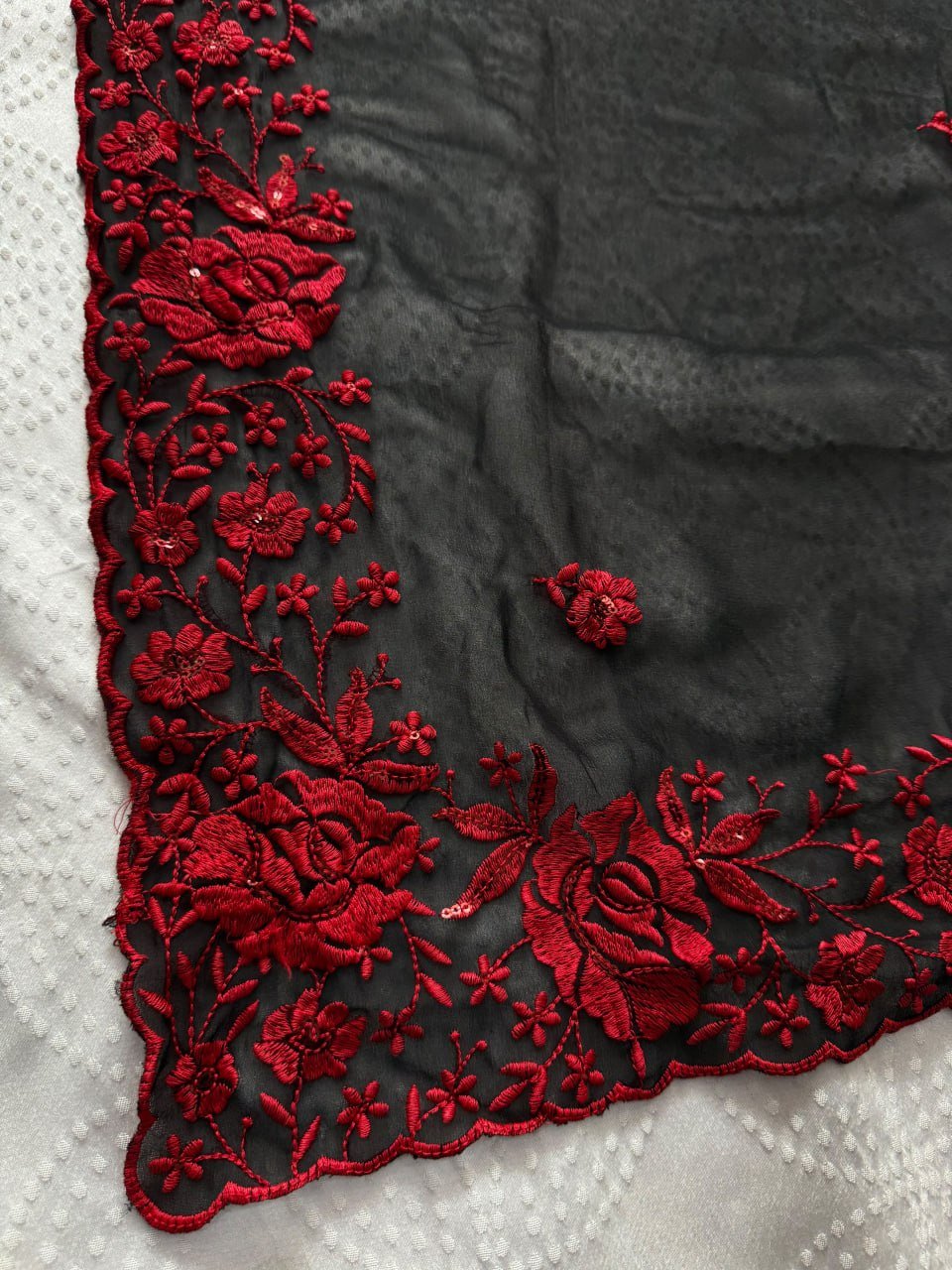 Contemporary Statement Floral Embroidered Saree for Sophisticated Occasions - Surat Wholesale Ethnic Wear (Photo 17)