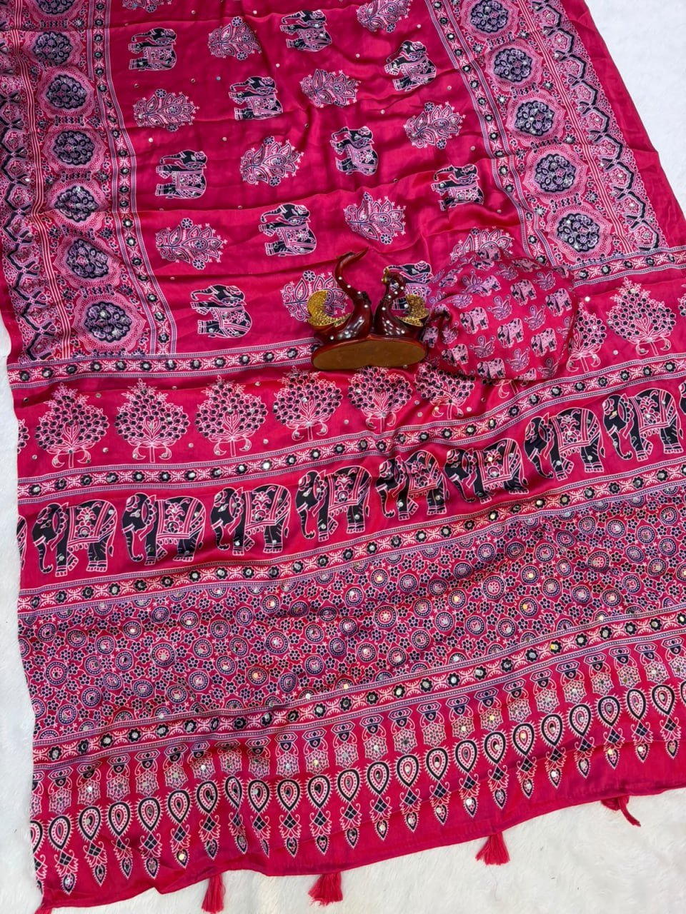 Royal Heritage Intricate Motif Saree for Timeless Celebrations - Surat Wholesale Ethnic Wear (Photo 2)