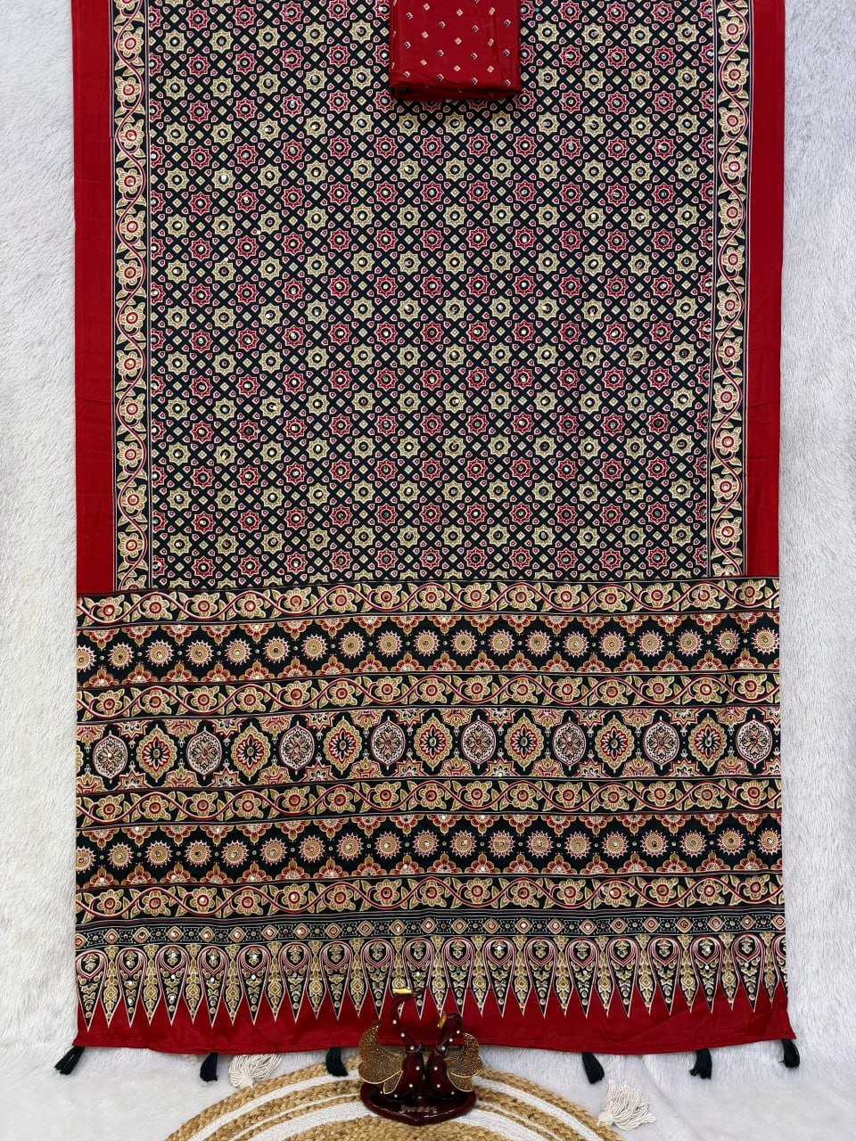 Artisanal Heritage Printed Saree with Intricate Borders for Festive Occasions - Surat Wholesale Ethnic Wear (Photo 3)