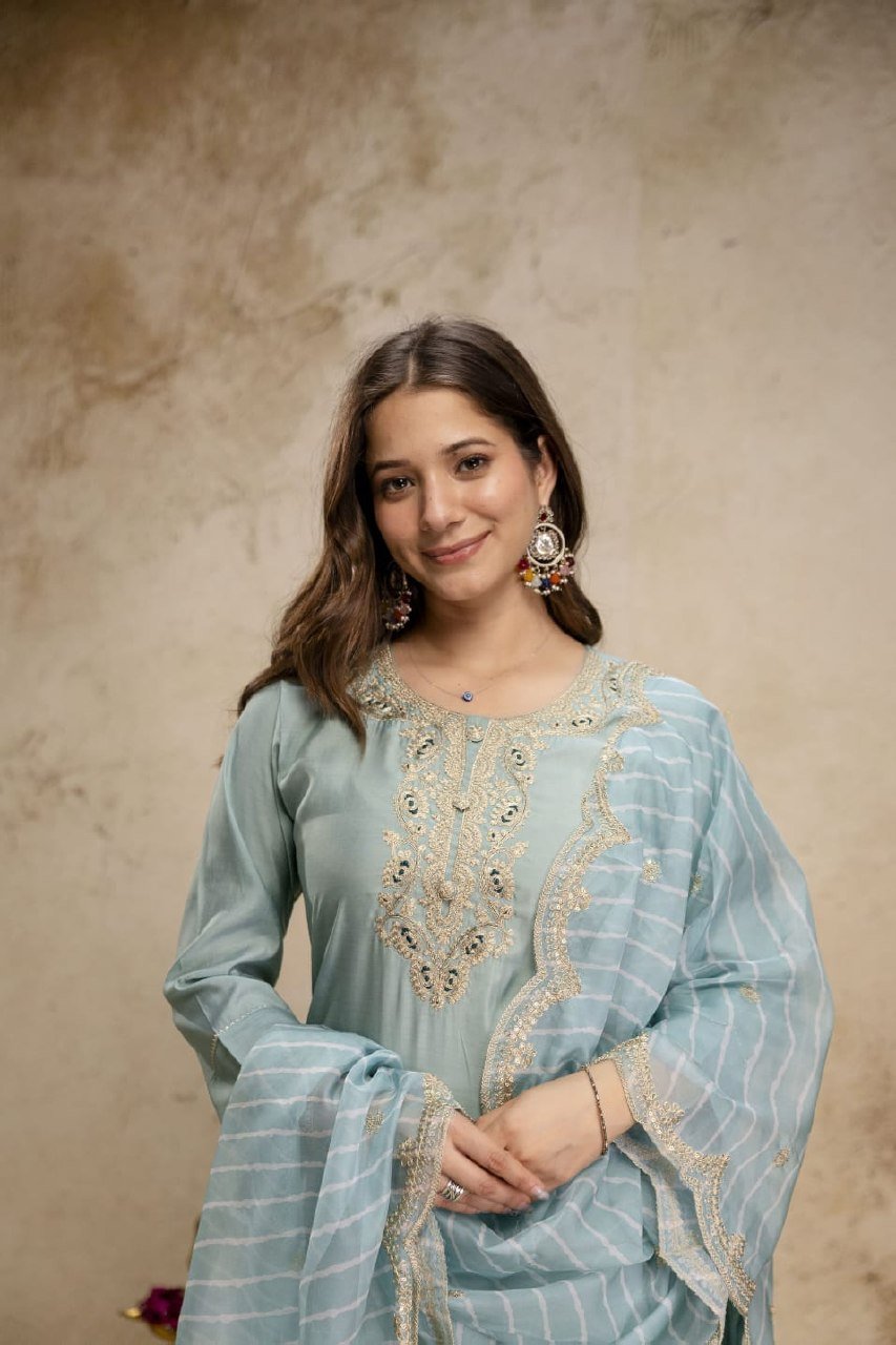 Intricate Embroidered Kurta Set with Scalloped Organza Dupatta