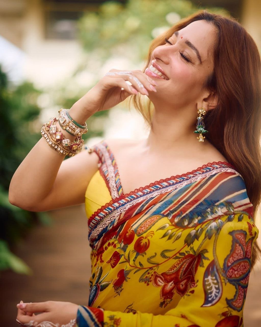 Royal Heritage Floral Printed Saree with Intricate Border Detailing - Surat Wholesale Ethnic Wear (Photo 3)