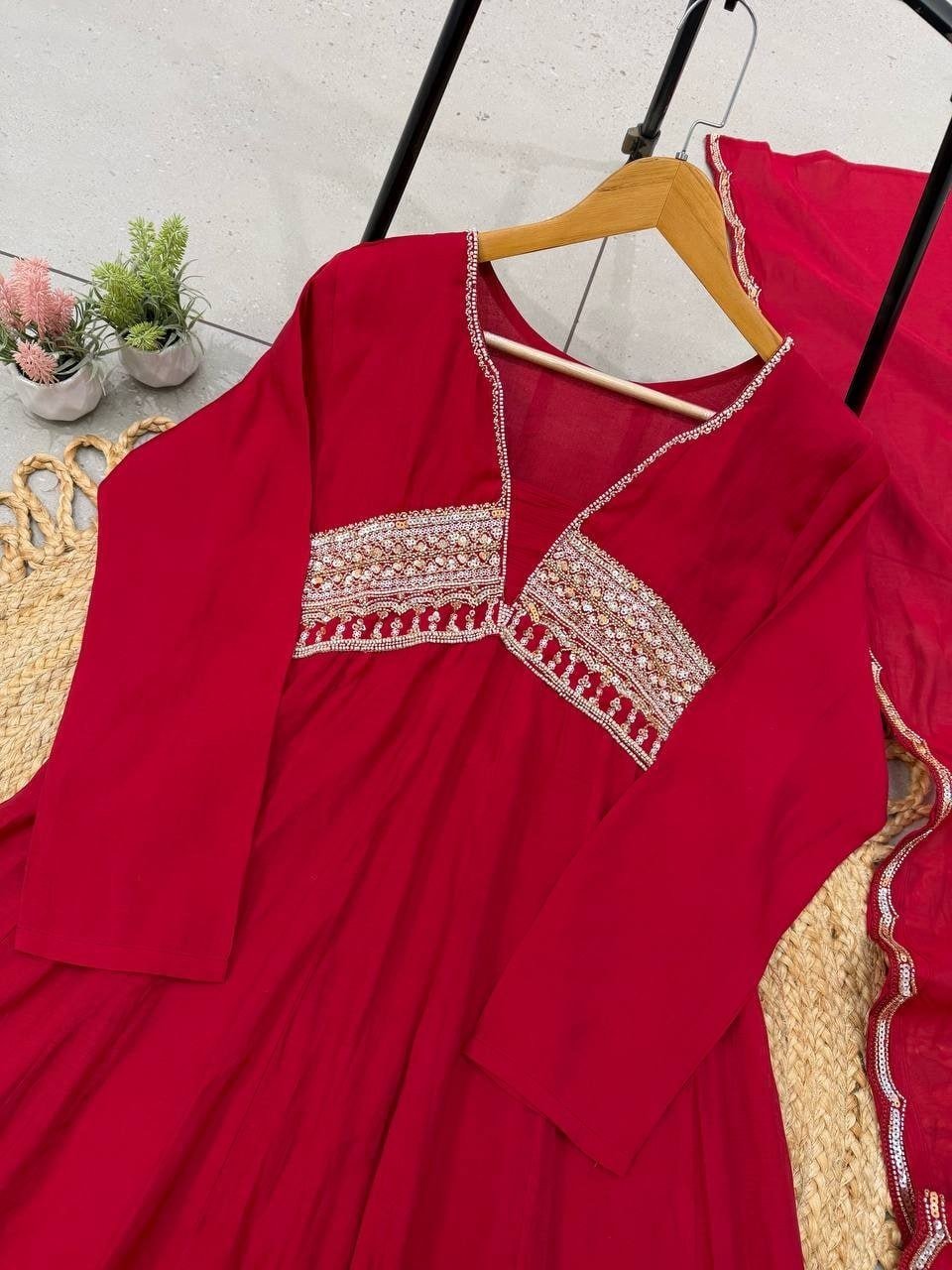 Royal Heritage Embroidered Anarkali Suit Ensemble With Scalloped Dupatta Detailing - Surat Wholesale Ethnic Wear (Photo 4)