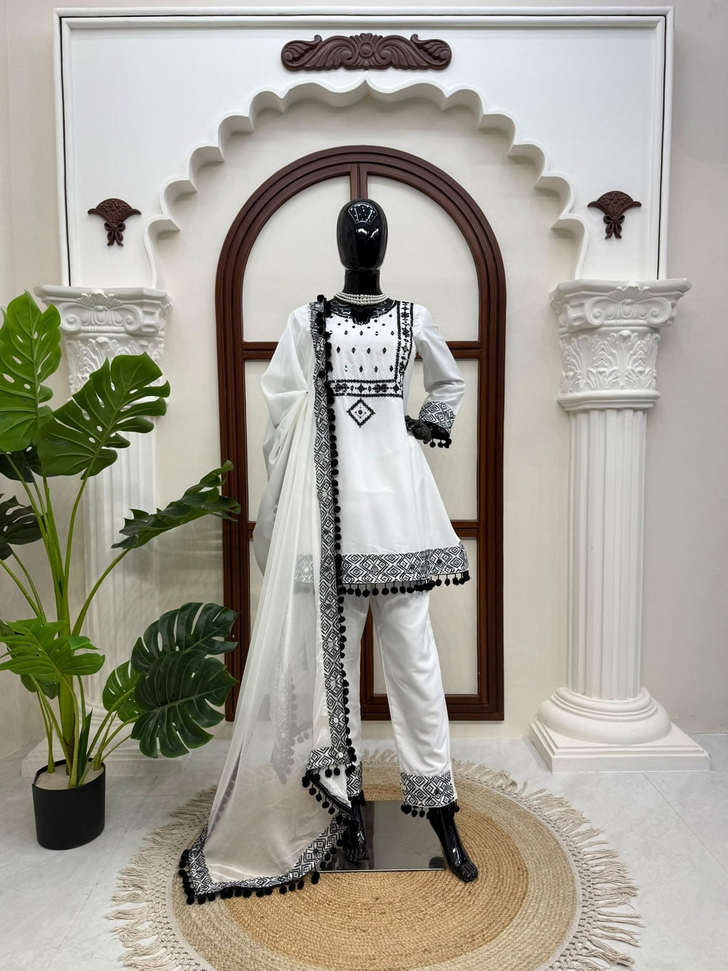 Boho Ethnic Fusion Geometric Printed Kurta Pant Set With Pom Pom Dupatta Detailing - Surat Wholesale Ethnic Wear (Photo 4)