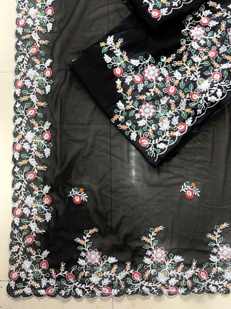 Midnight Radiance Handcrafted Floral Embroidered Saree for Grand Evenings - Surat Wholesale Ethnic Wear (Photo 5)