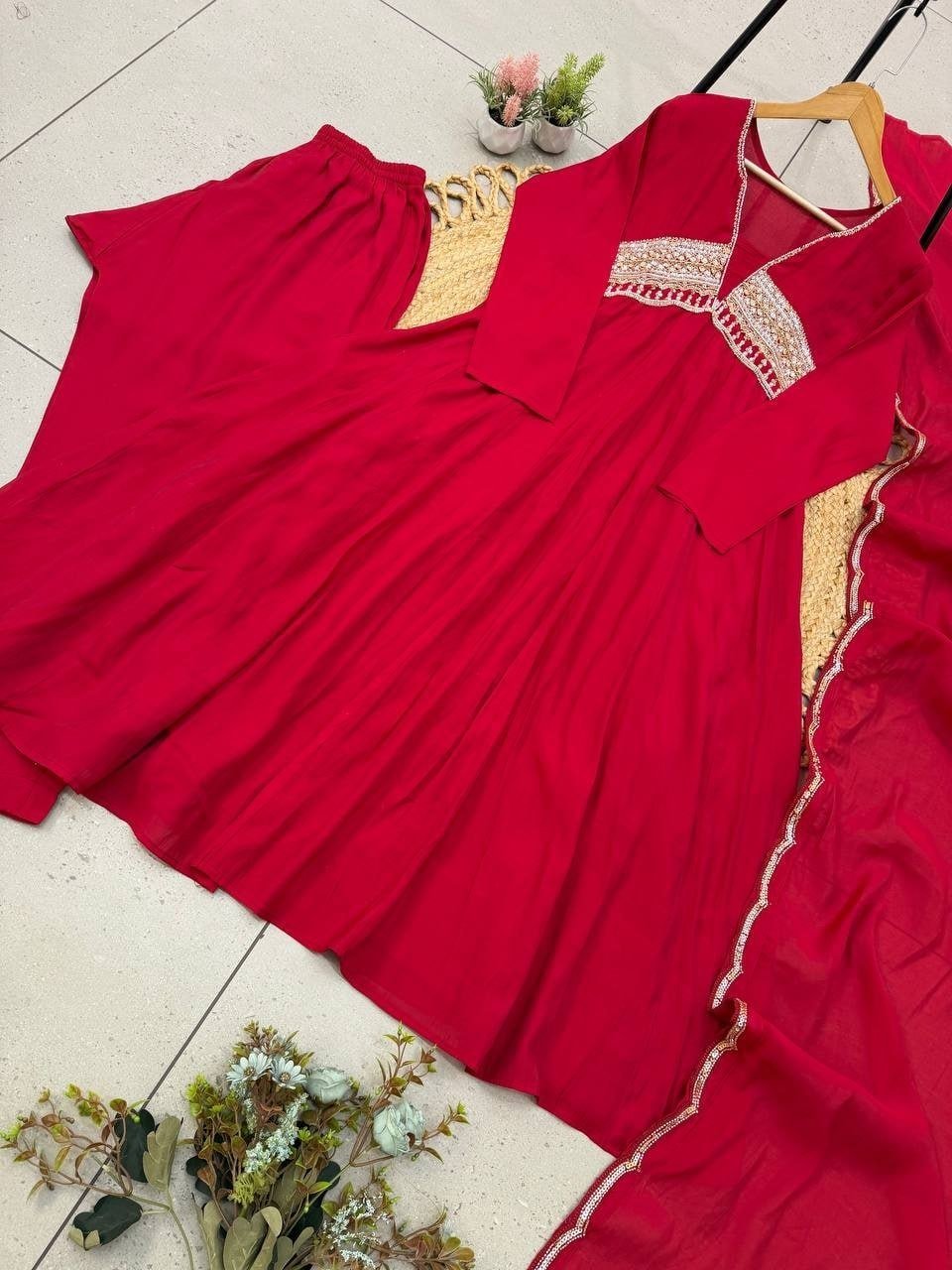 Royal Heritage Embroidered Anarkali Suit Ensemble With Scalloped Dupatta Detailing - Surat Wholesale Ethnic Wear (Photo 5)