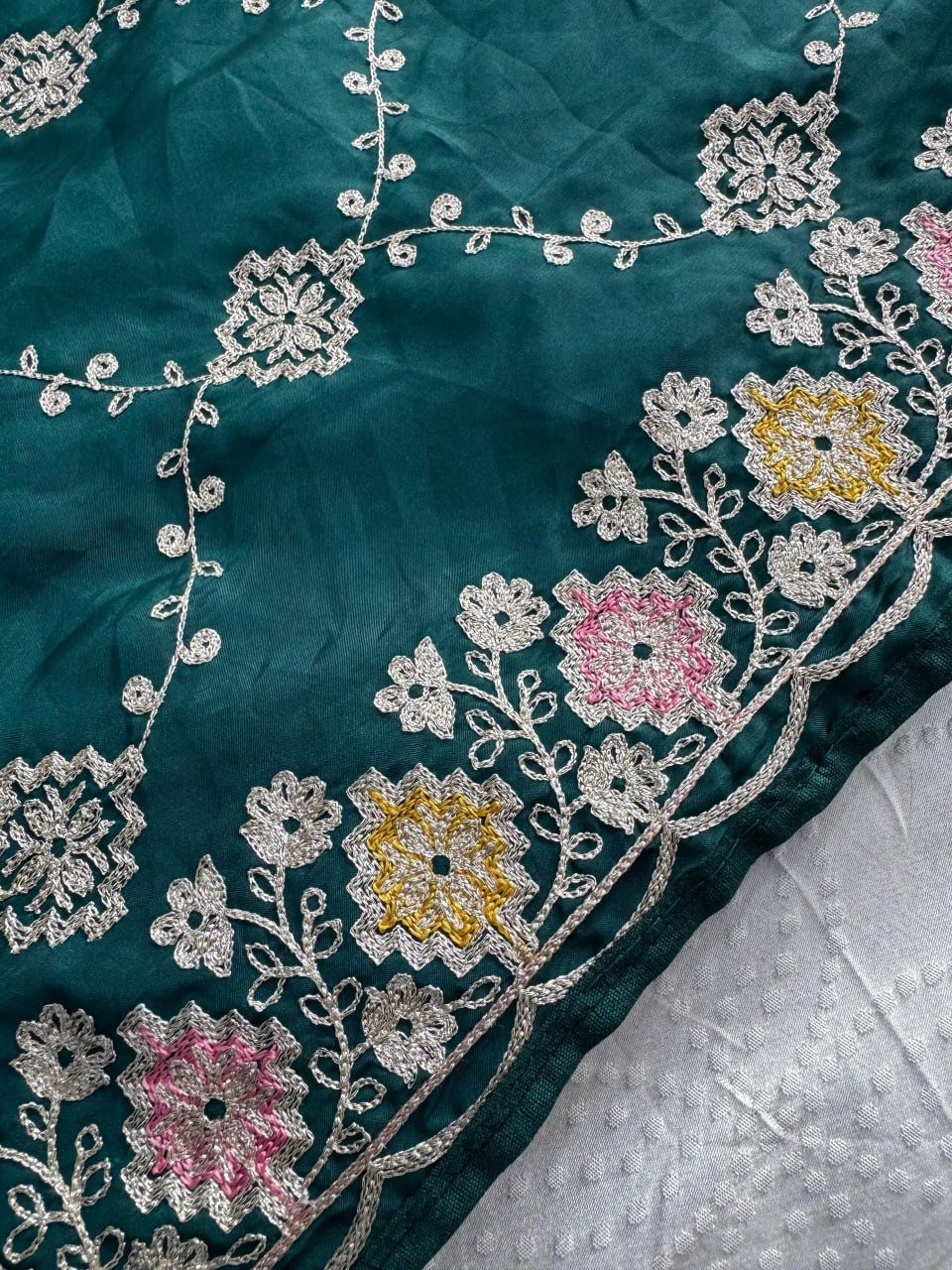 Opulent Luxury Floral Embroidered Saree with Intricate Motif Detailing - Surat Wholesale Ethnic Wear (Photo 5)