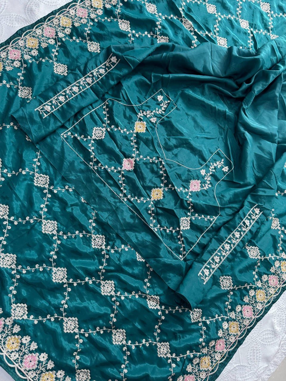 Opulent Luxury Floral Embroidered Saree with Intricate Motif Detailing - Surat Wholesale Ethnic Wear (Photo 6)