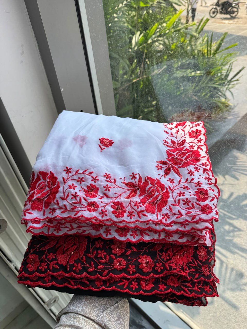 Contemporary Statement Floral Embroidered Saree for Sophisticated Occasions - Surat Wholesale Ethnic Wear (Photo 6)