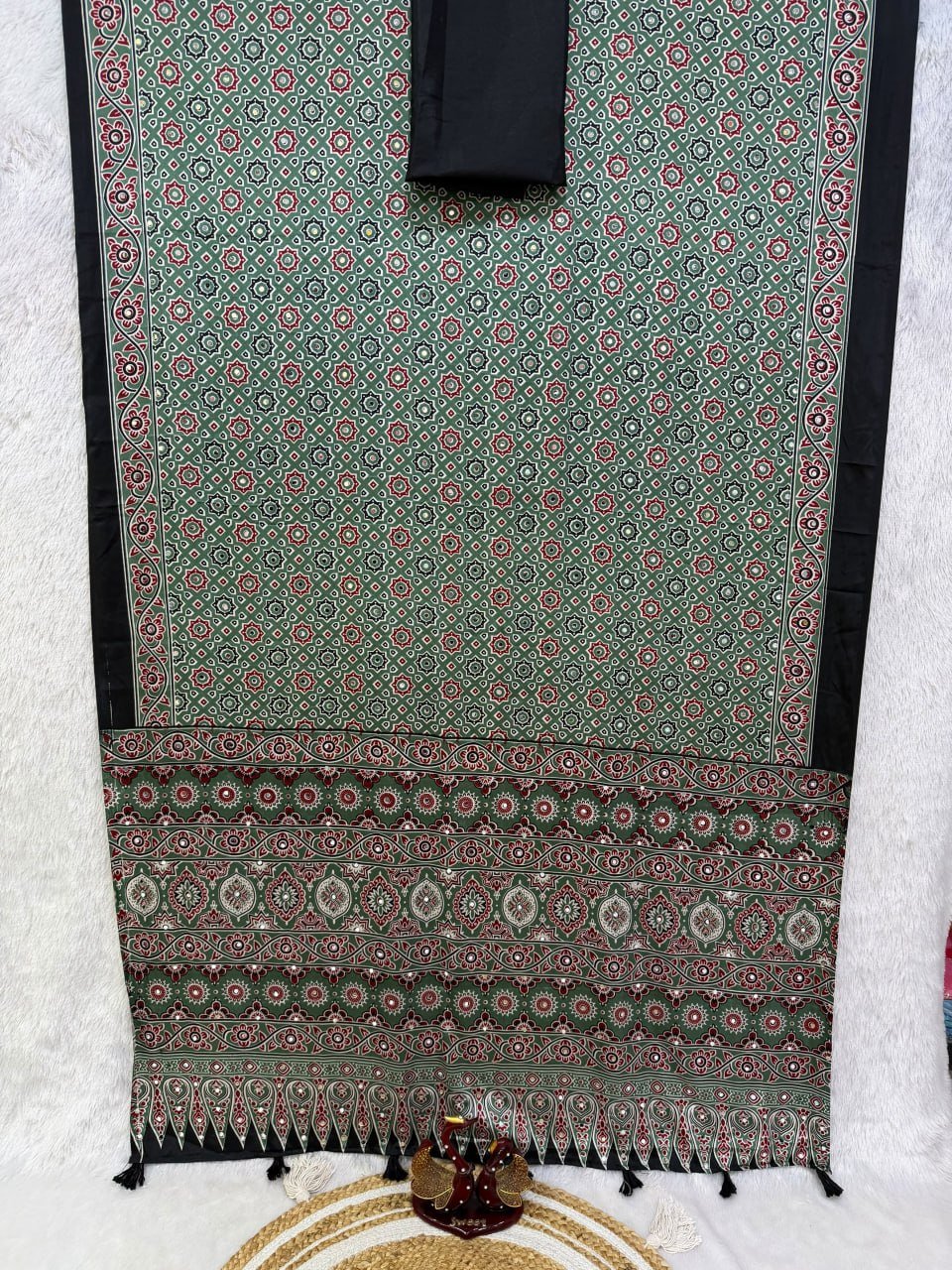 Artisanal Heritage Printed Saree with Intricate Borders for Festive Occasions - Surat Wholesale Ethnic Wear (Photo 6)