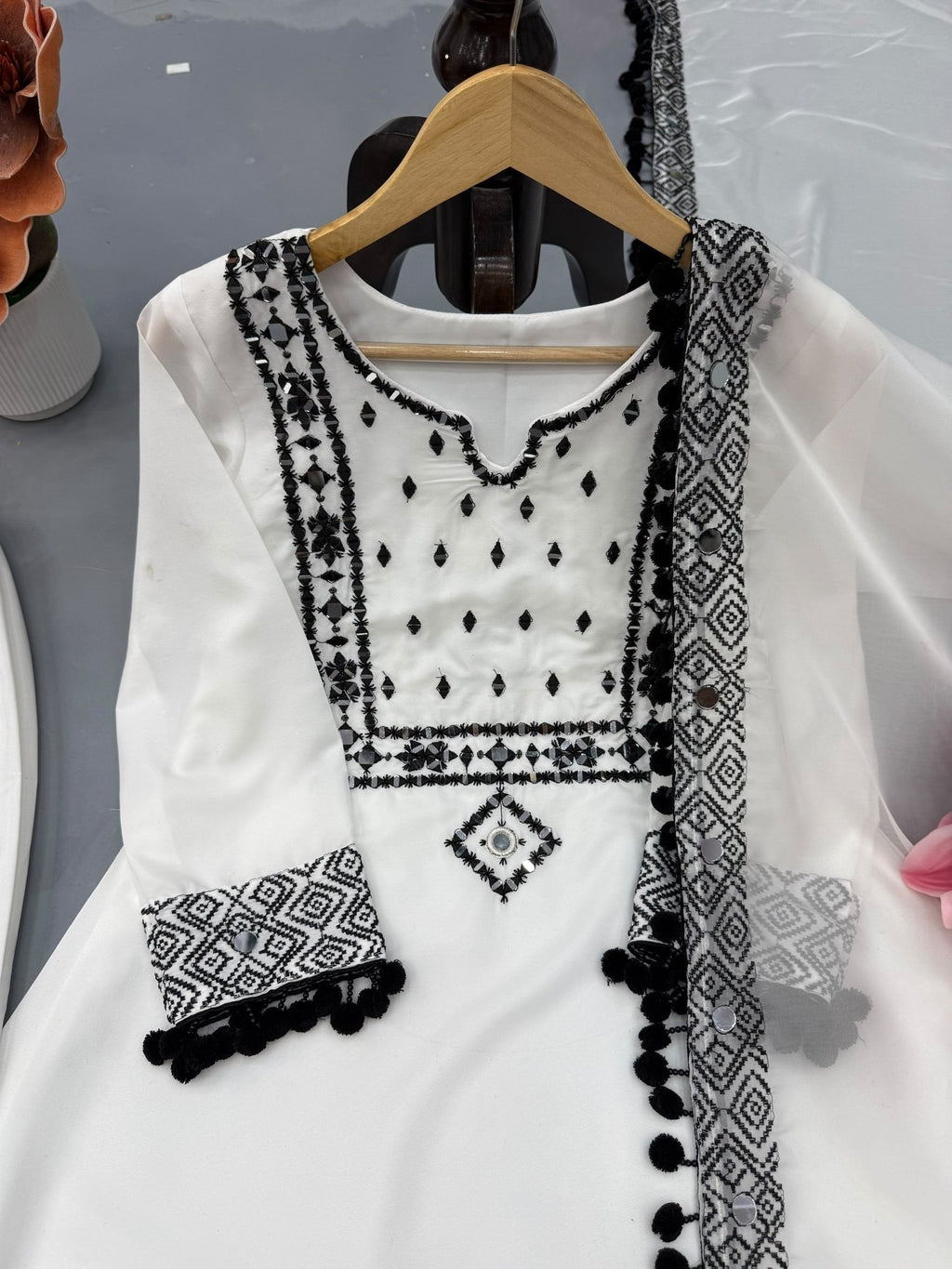 Boho Ethnic Fusion Geometric Printed Kurta Pant Set With Pom Pom Dupatta Detailing - Surat Wholesale Ethnic Wear (Photo 7)