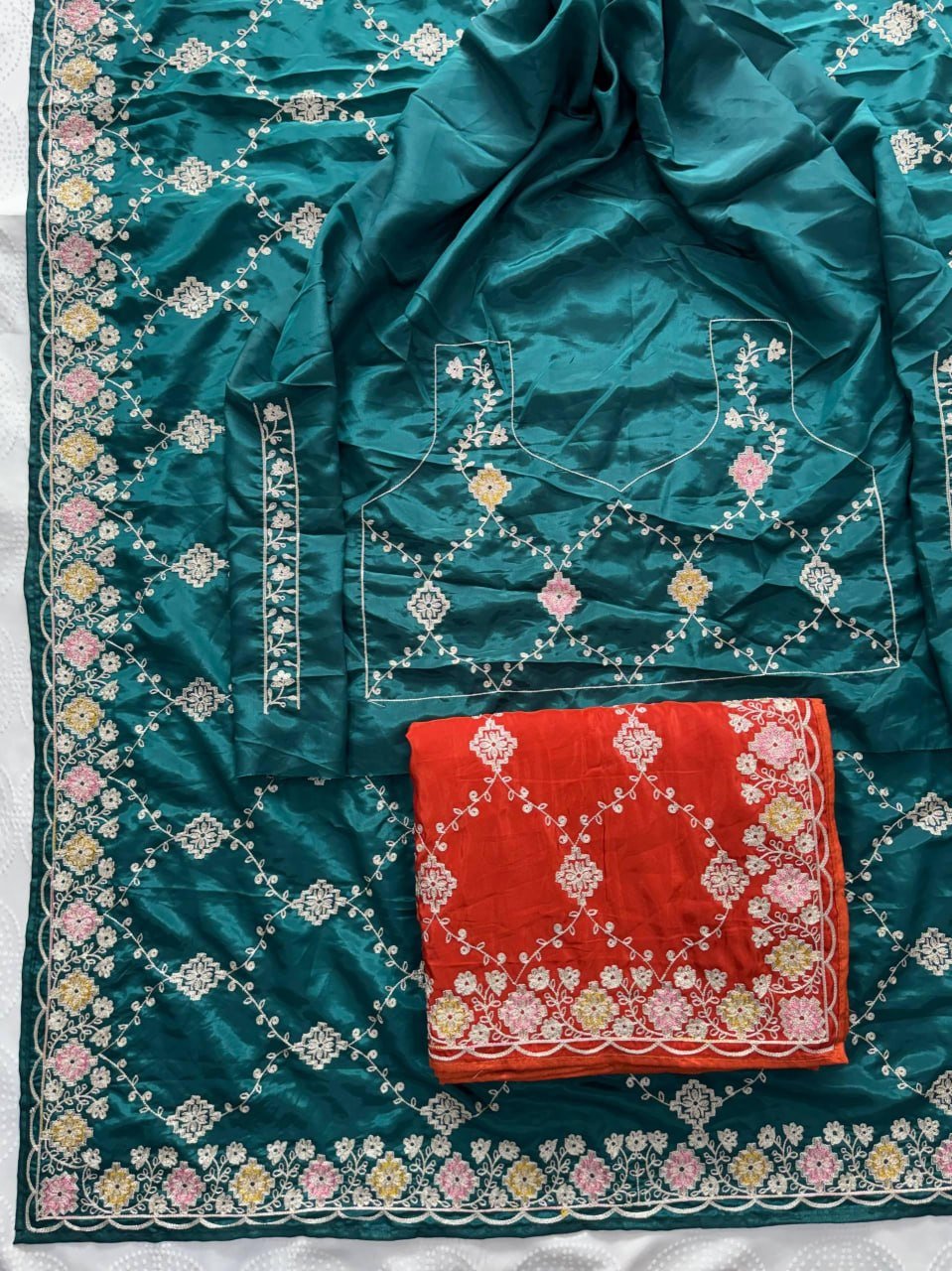 Opulent Luxury Floral Embroidered Saree with Intricate Motif Detailing - Surat Wholesale Ethnic Wear (Photo 8)