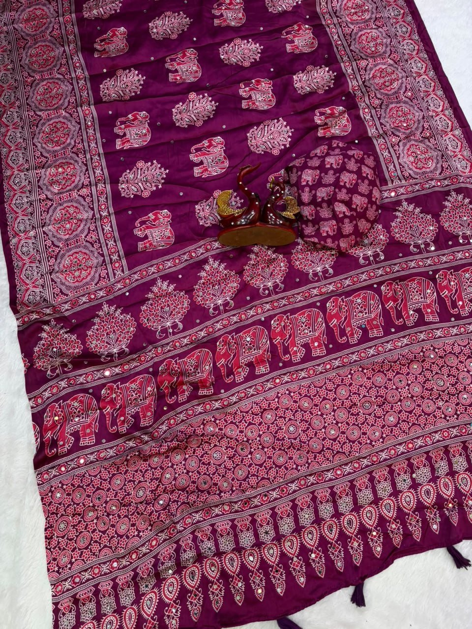 Royal Heritage Intricate Motif Saree for Timeless Celebrations - Surat Wholesale Ethnic Wear (Photo 8)