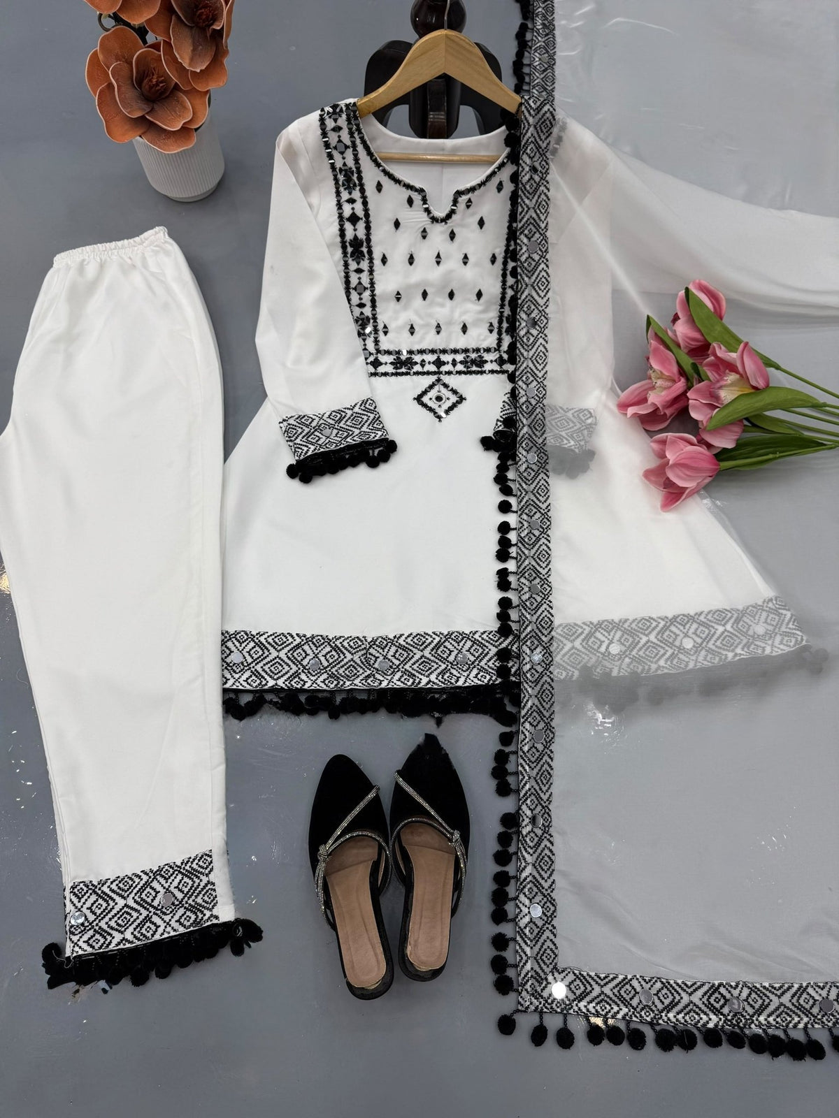 Boho Ethnic Fusion Geometric Printed Kurta Pant Set With Pom Pom Dupatta Detailing - Surat Wholesale Ethnic Wear (Photo 8)